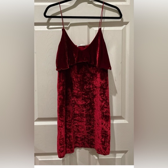 NWOT* Alice + Olivia Red Bess Ruffle Velvet Mini Slipdress Size Small - Picture 4 of 5